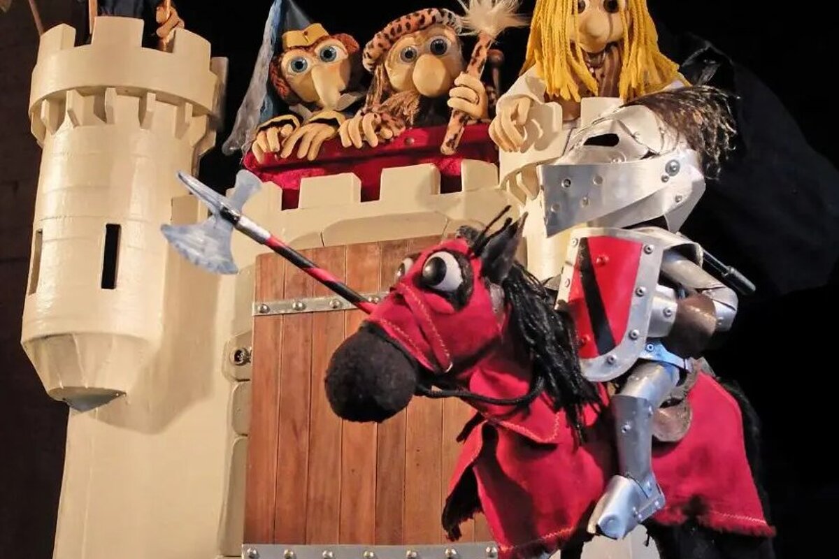 'Le chevalier d'Estragon' children's show in Val d'Isere