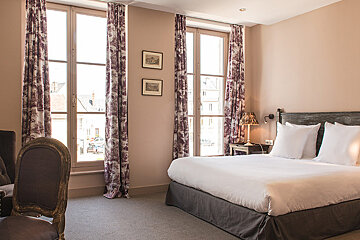 L'ecu de Bretagne Hotel, Beaugency double bedroom