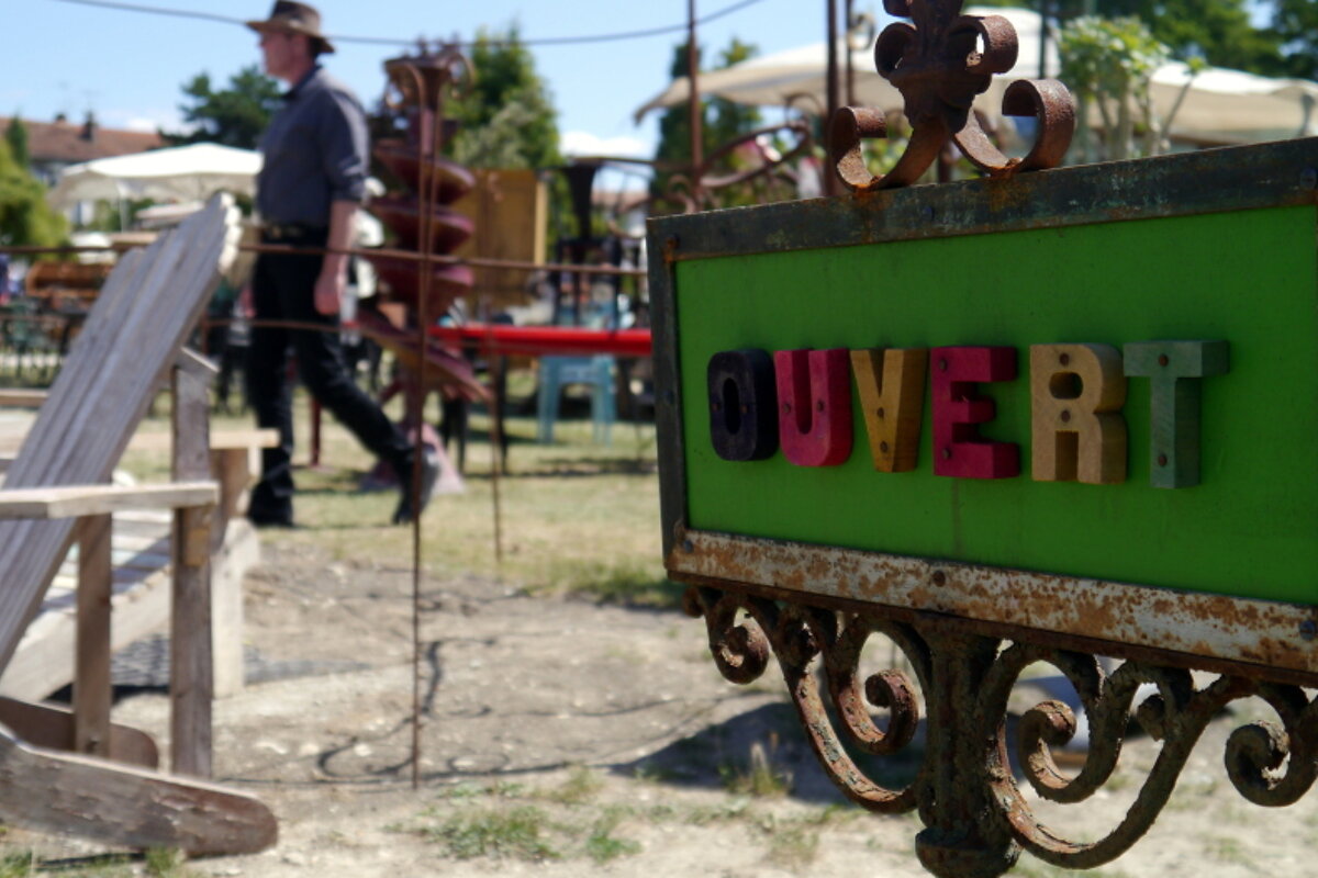 ouvert sign