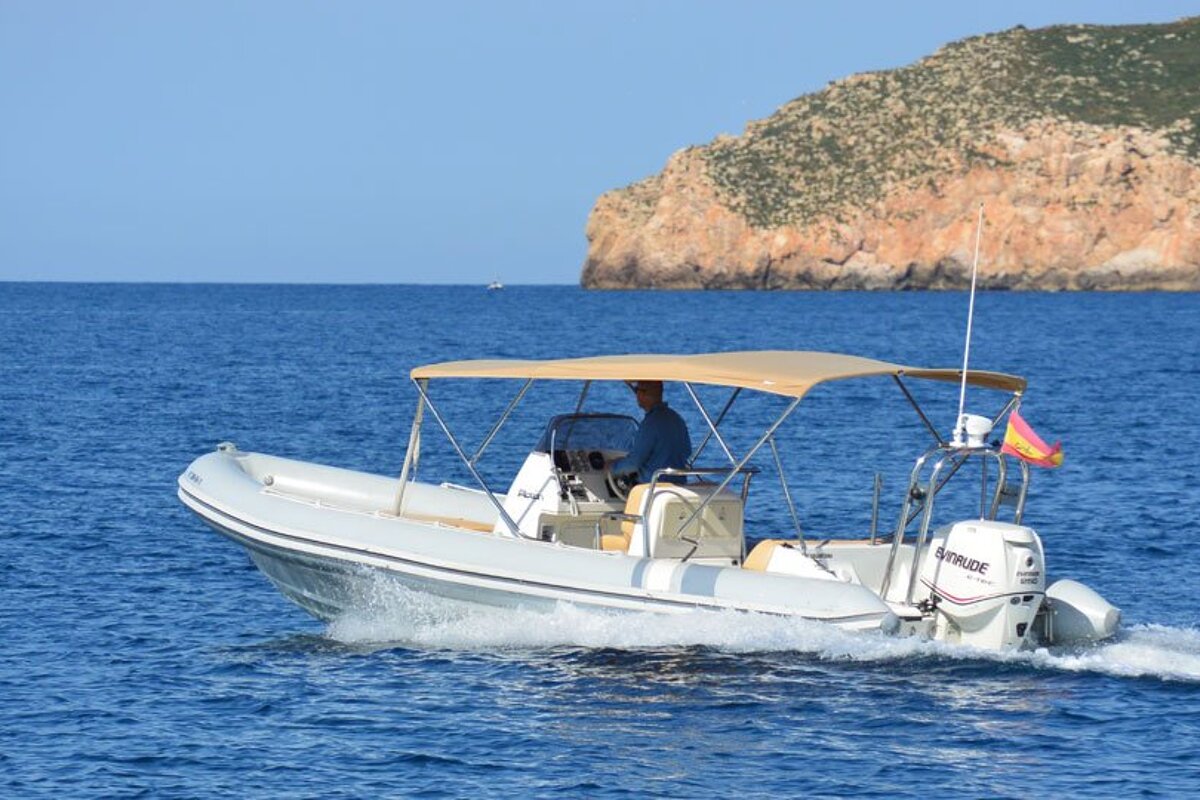 A boat with the word evinrude on the back