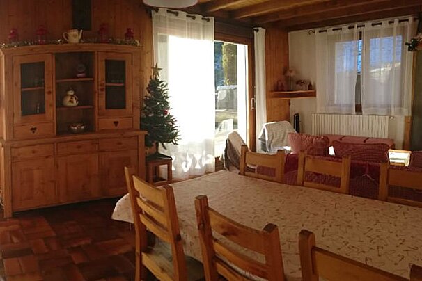 Chez Claude Chalet, Morzine dining area