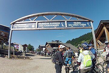 a line of MTB'ers waiting for a lift