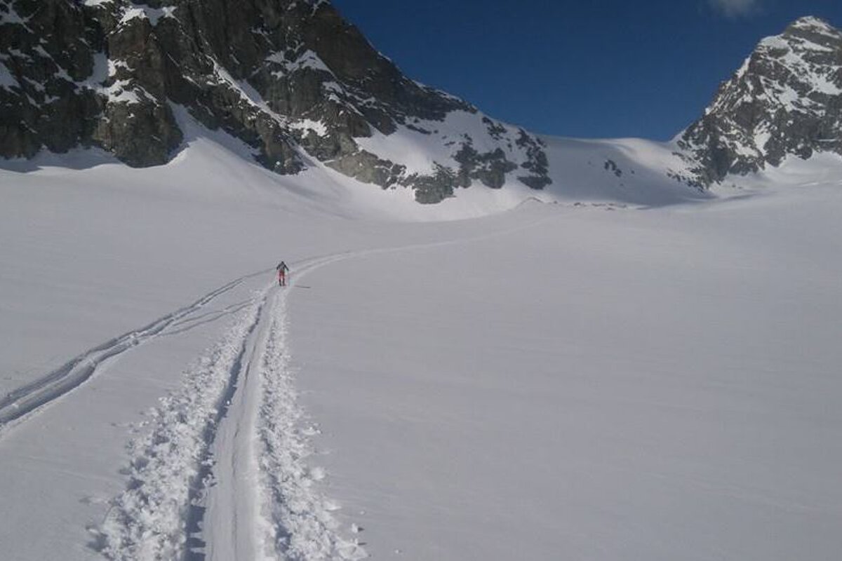 someone ski touring the haute route