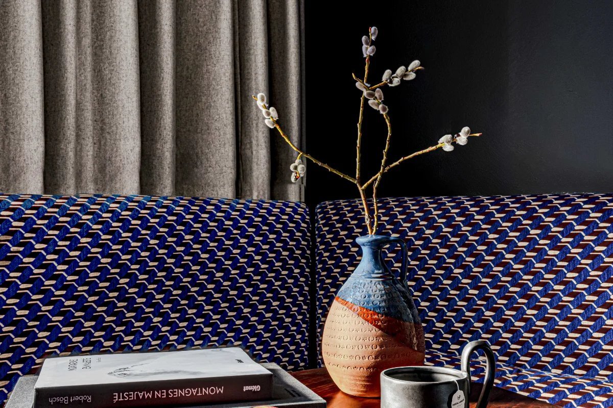 A book titled montagnes en majeste sits on a table