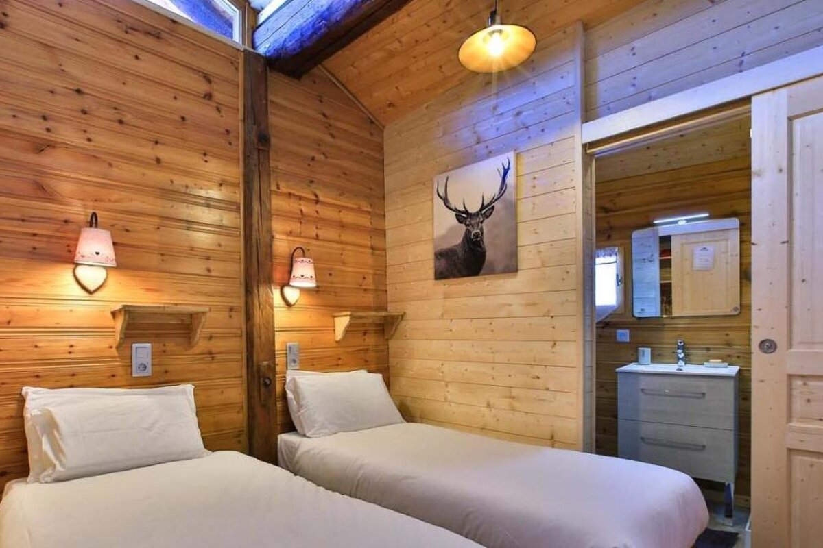 Arnaud Chalet, Les Arcs 1800 twin bedroom