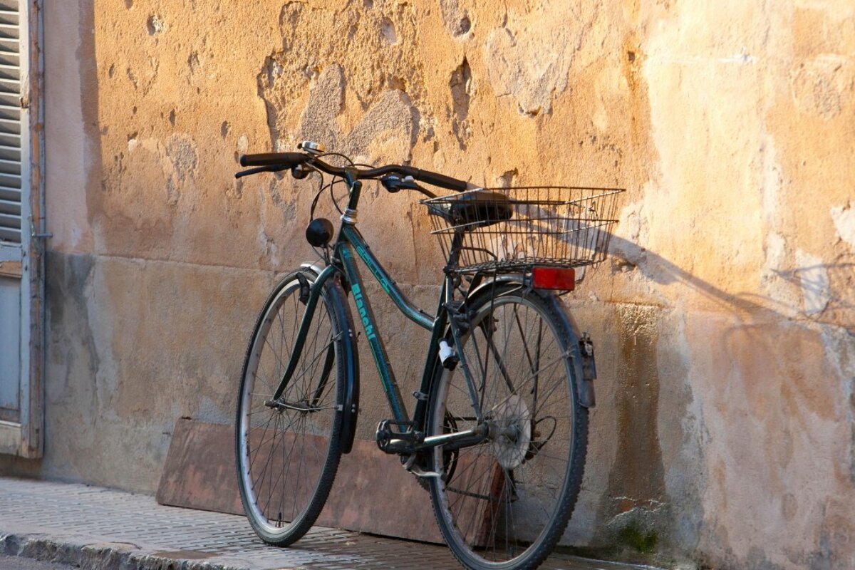 bike leanign against a wall in Arta mallorca
