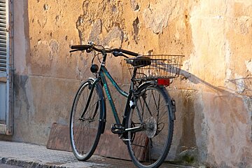 bike leanign against a wall in Arta mallorca