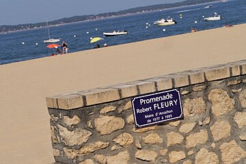 sign on wall for Promenade Robert Fleury at Plage des Abatilles
