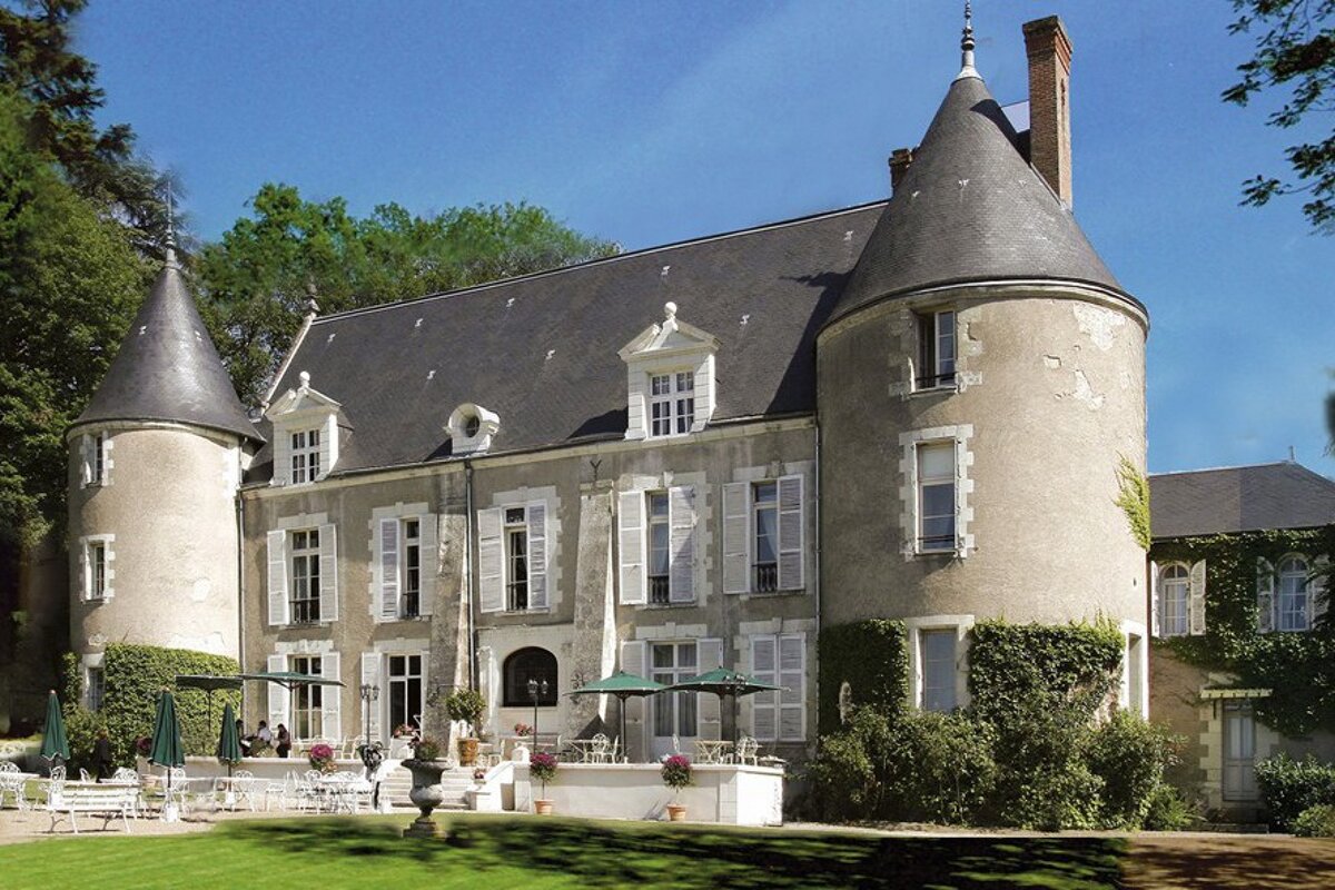 Pray Chateau, Charge exterior