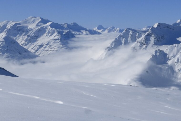 Flat light and sunshine in Val d'Isere