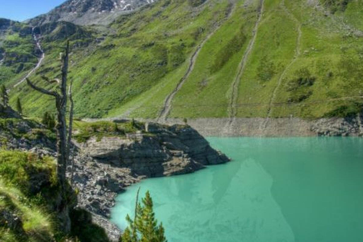 There is a lake in the middle of a mountain surrounded by mountains