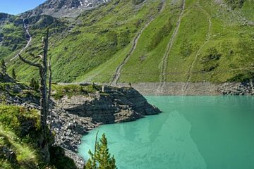 There is a lake in the middle of a mountain surrounded by mountains