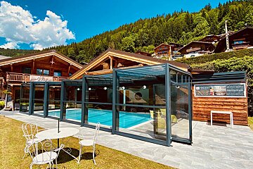 A swimming pool with a sign that says la maison on it