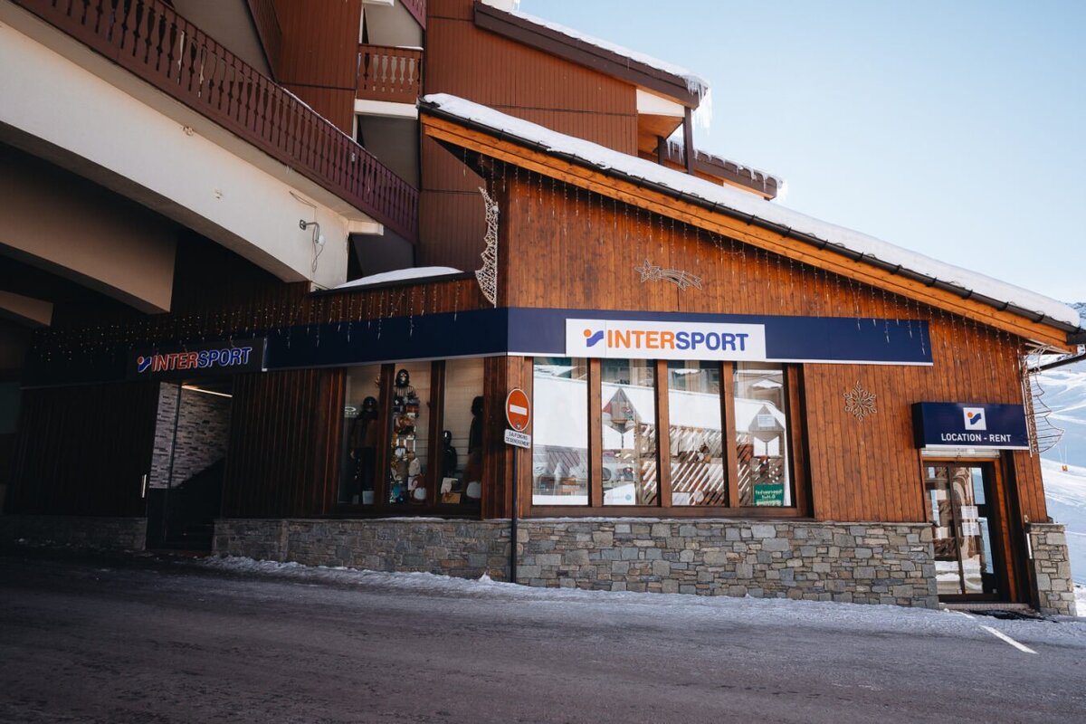 A building with a sign that says intersport on it