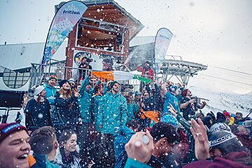 people partying in 2 alpes