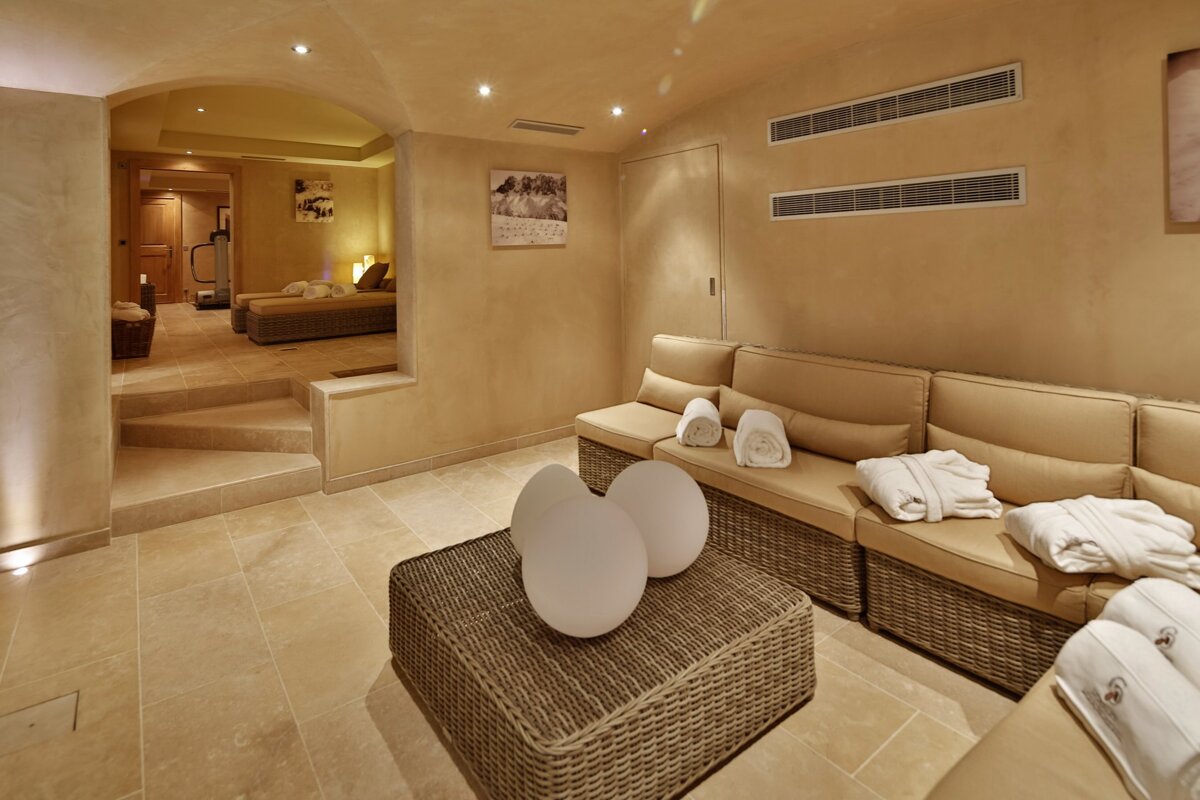 A room with a sign on the wall that says ' paradise '