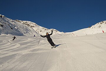 skiers on empty creux piste