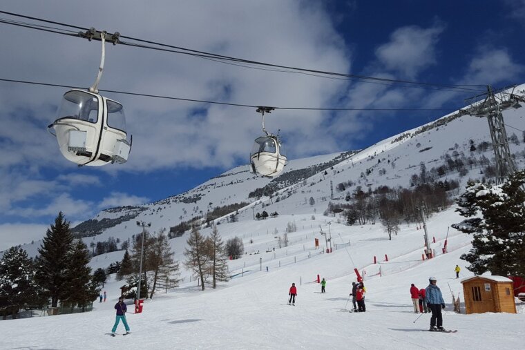 an old sdyle gondola lift in 2 alpes