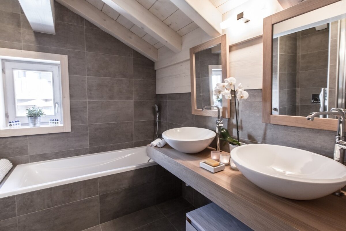 Whistler Lodge B13 & 14 Apartments, Courchevel Moriond 1650 bathroom