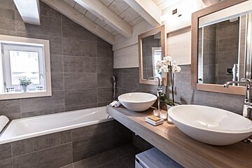 Whistler Lodge B13 & 14 Apartments, Courchevel Moriond 1650 bathroom