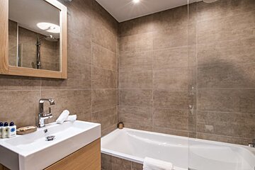 Yellowstone Lodge - No.3 Chalet, La Tania bathroom