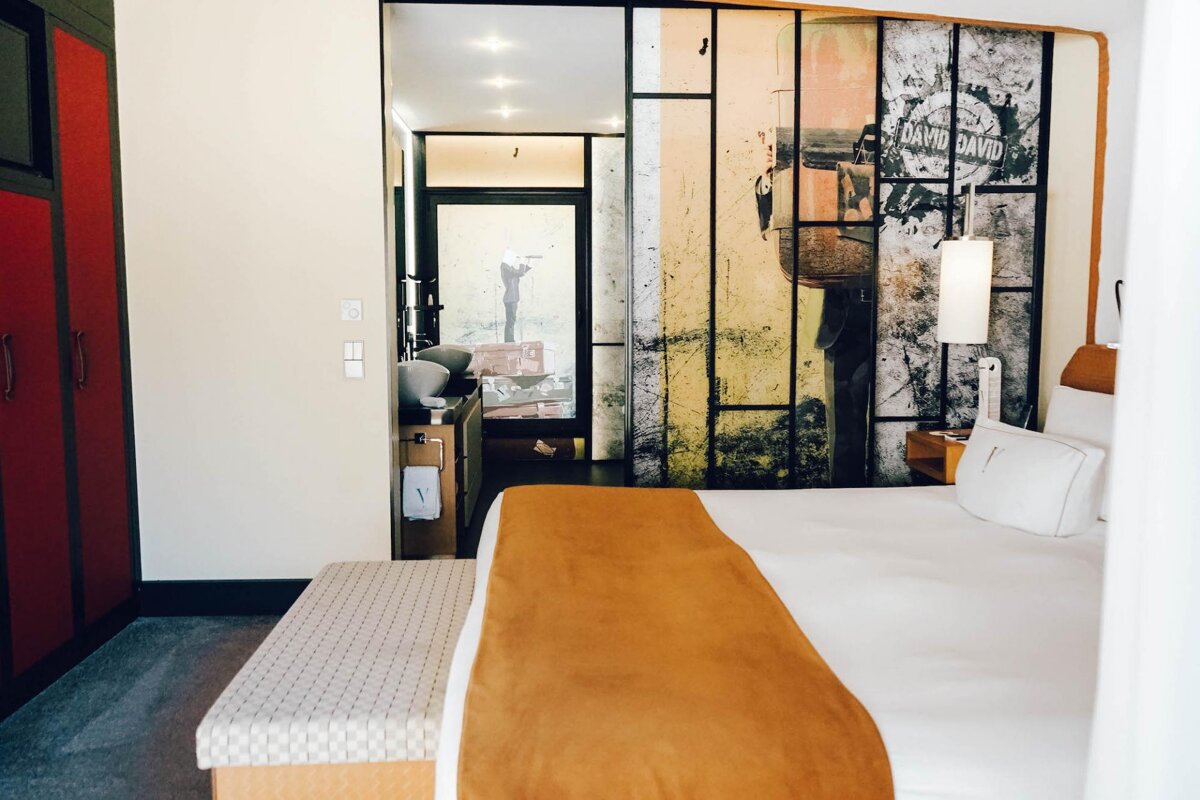 A hotel room with a bed and a sign that says david david