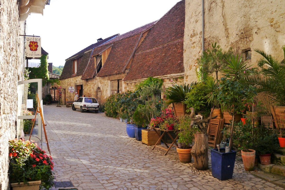a cobbled street with tourist office & art gallery in Carennac