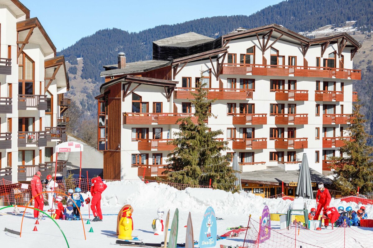 A snowy area with a sign that says ' altitude ' on it