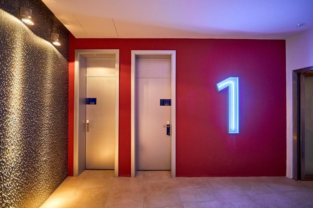 A hallway with the number 1 on the wall