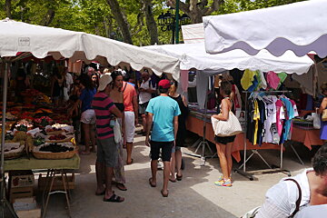 image of a market in saint tropez
