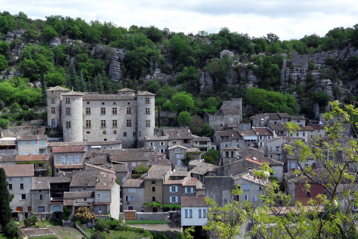 A small town with a large castle in the background