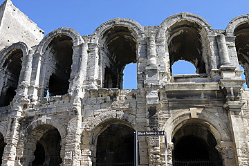A building with arches and a sign that says office de tourisme