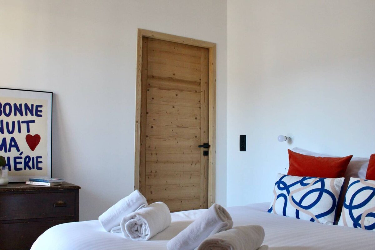 A bedroom with a sign that says bonne nuit ma herie