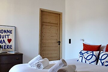 A bedroom with a sign that says bonne nuit ma herie