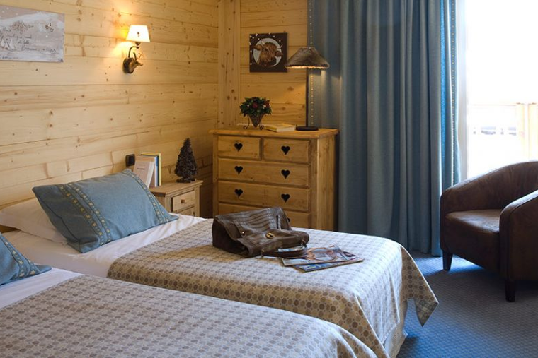 Le Souleil'Or Hotel, Les Deux Alpes twin bedroom