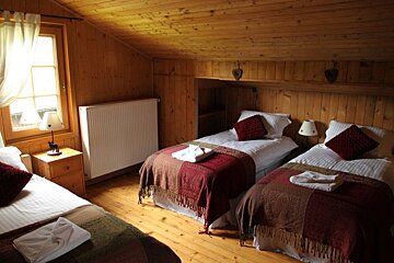 3 single beds in a room in a chalet