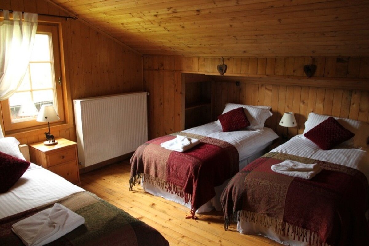 3 single beds in a room in a chalet