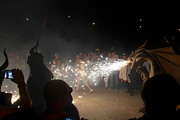 dragons and fireworks at nit de foc 2016 palma