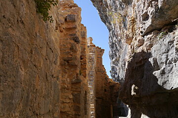 the chateau des anglais at autoire, ruined walls