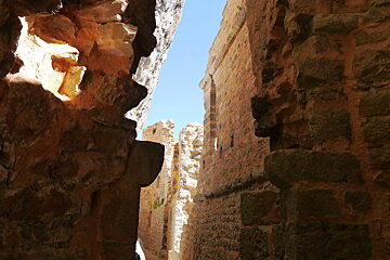 the walls and cliff at the Chateau des anglais autoire