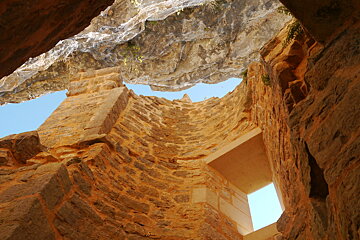 the stone and the cliff at the chateau des anglais in autoire