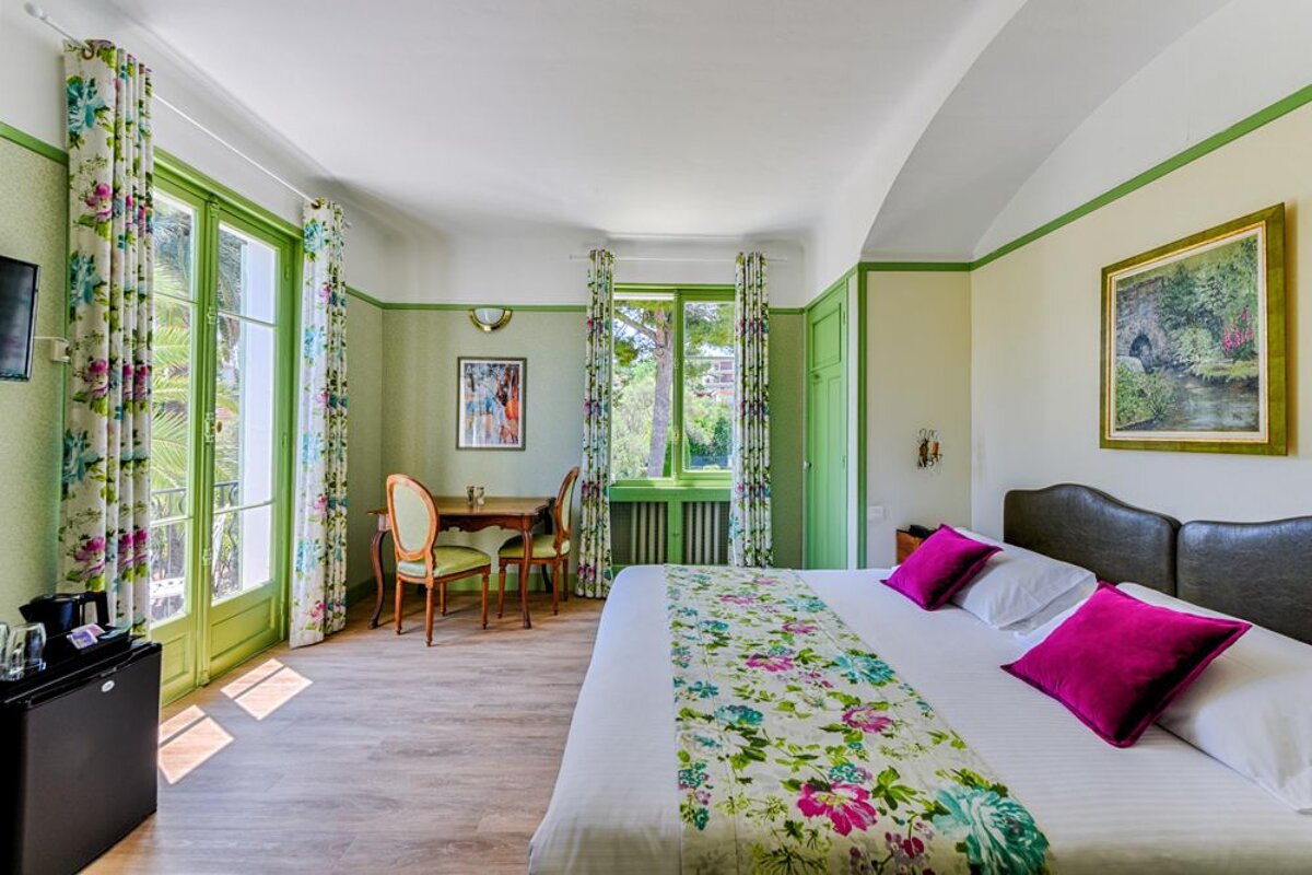 A hotel room with a large bed and a table