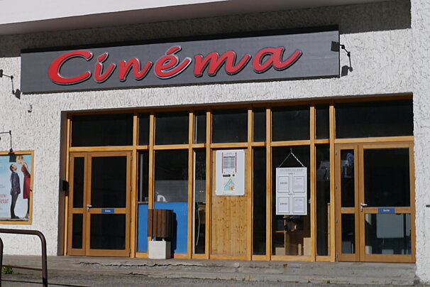 the front entrance to the cinema in 2 Alpes