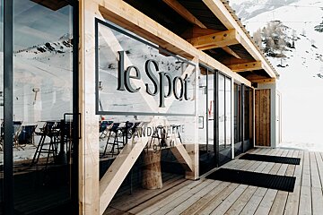 A building with a sign that says le spot on it