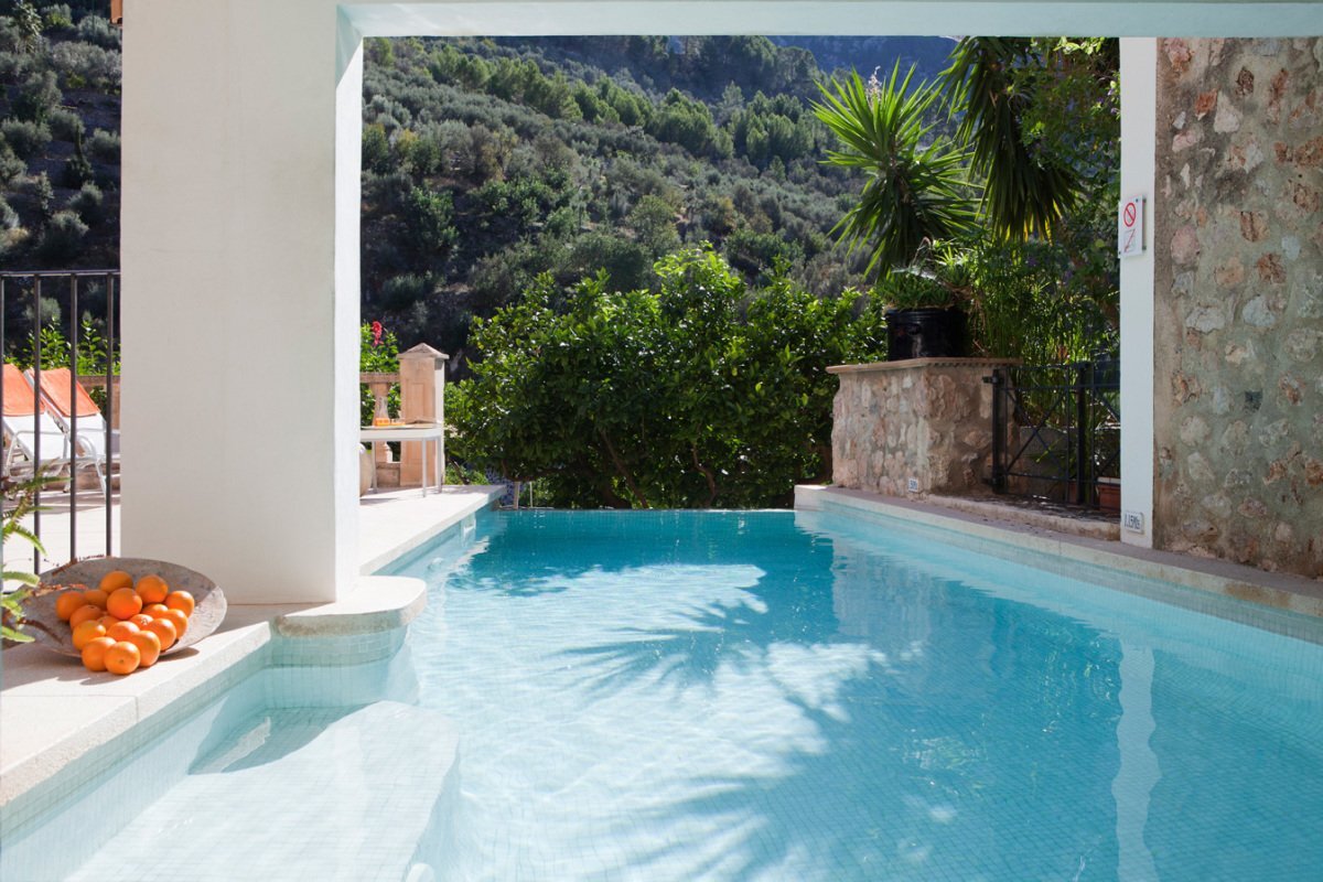 A swimming pool with a sign that says no diving