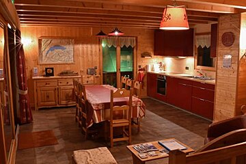 Clovis Chalet, Morzine dining area