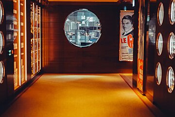 A hallway with a sign that says le g on it