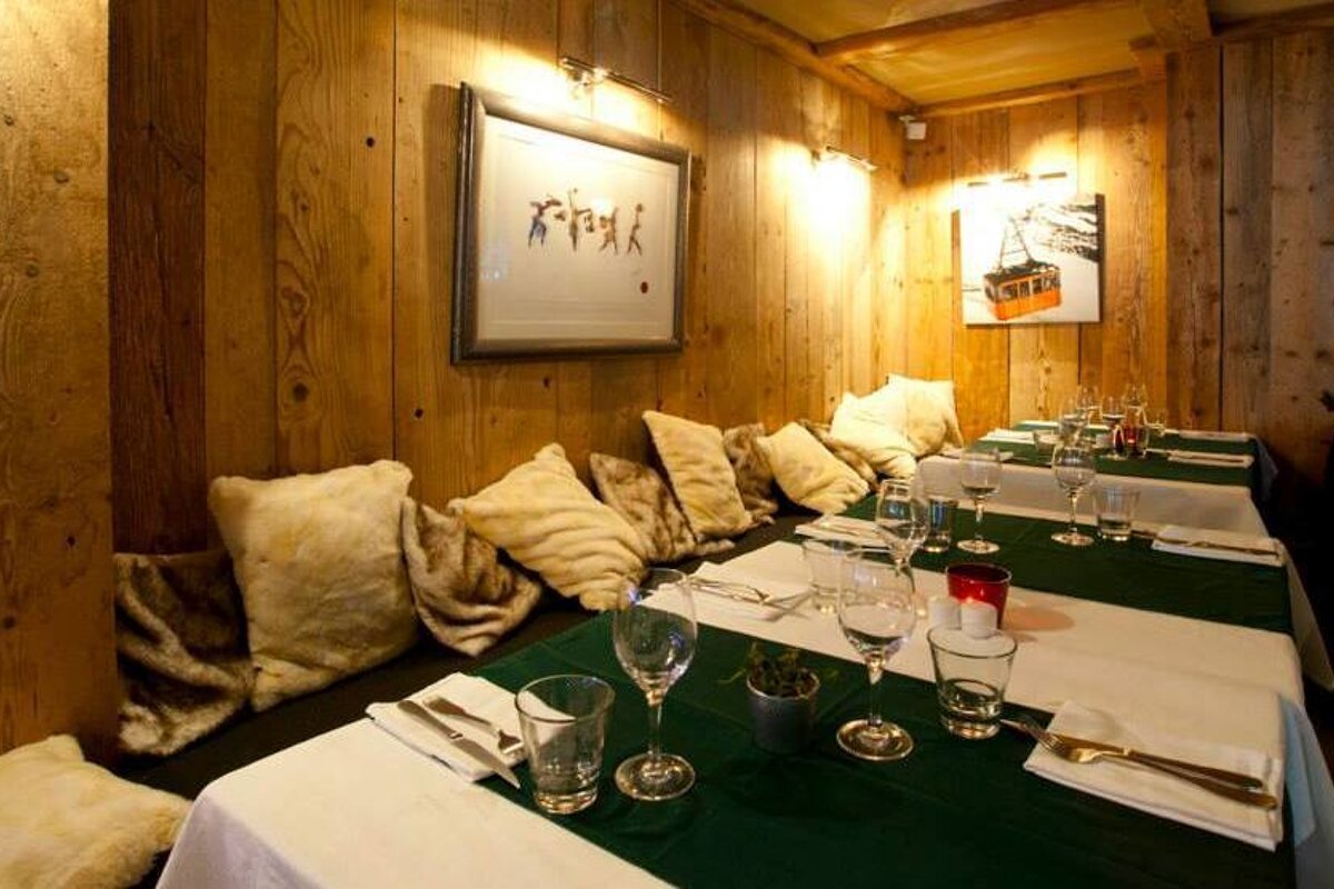 Le Savoy Restaurant, Arc 2000 interior