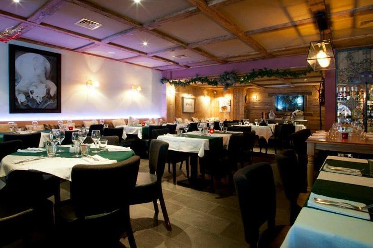 Le Savoy Restaurant, Arc 2000 interior