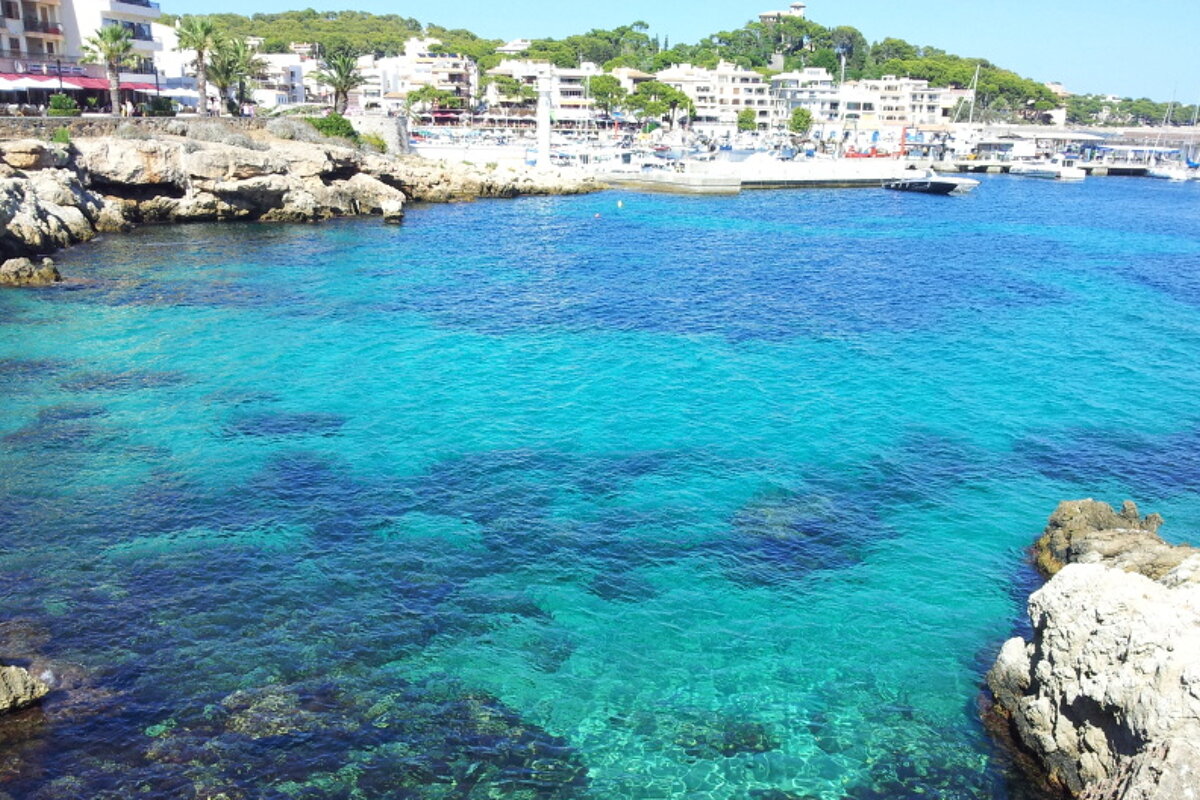 Along the coastal path to the harbour
